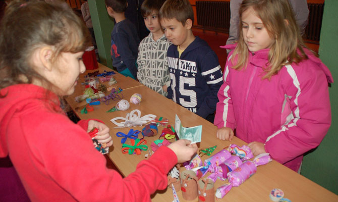 karacsonyi_vasar_volt_a_zmaj_iskolaban_670x400_kepek_